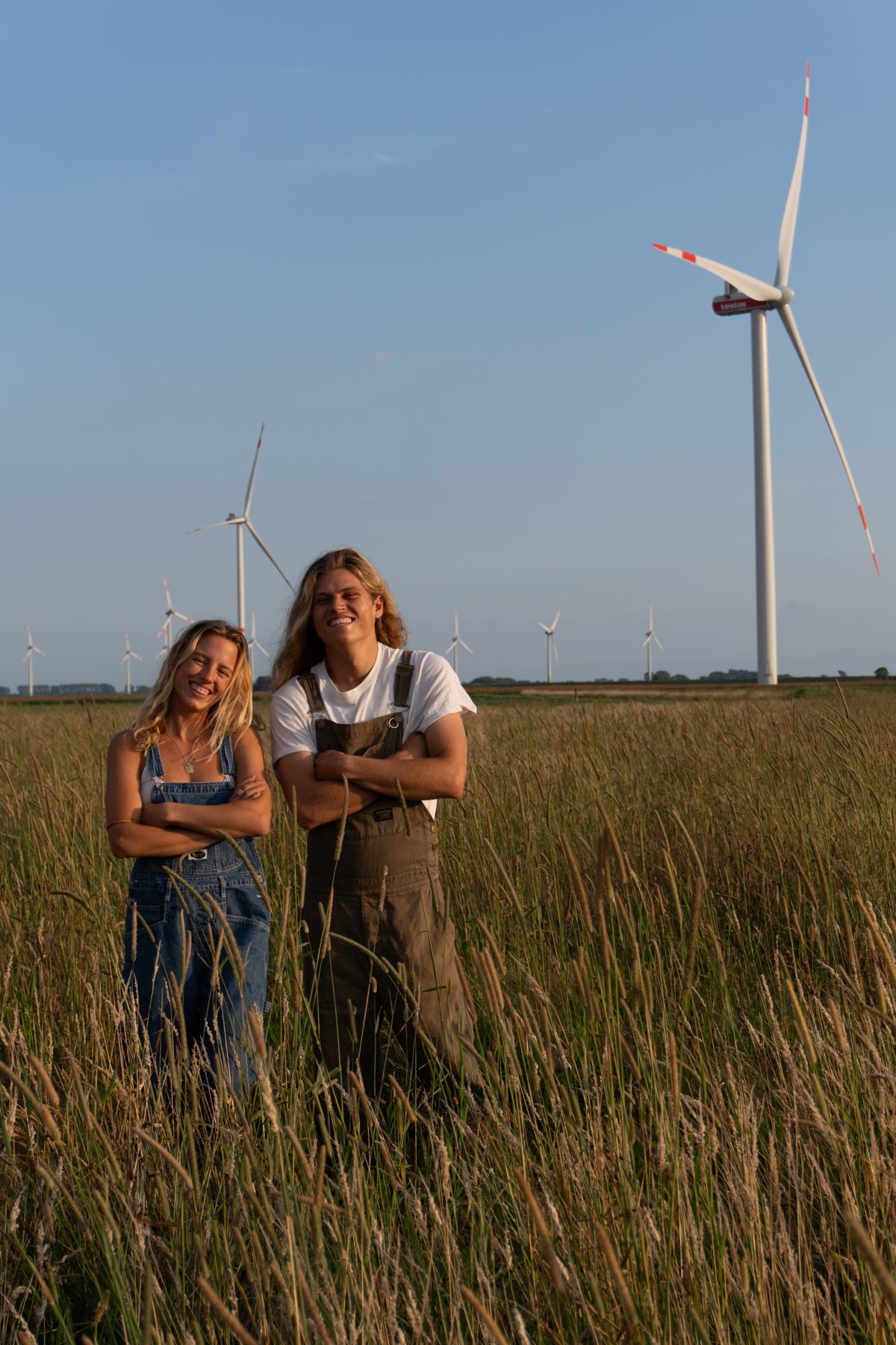 Die beiden Gründer von BaLu Design auf einem Feld
